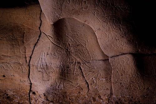 Espagne : des dizaines de gravures trouvées dans une grotte