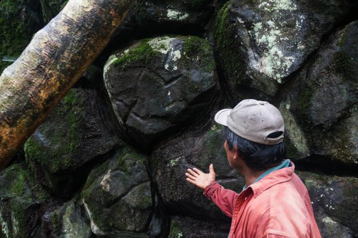 Inscriptions petroglyphes