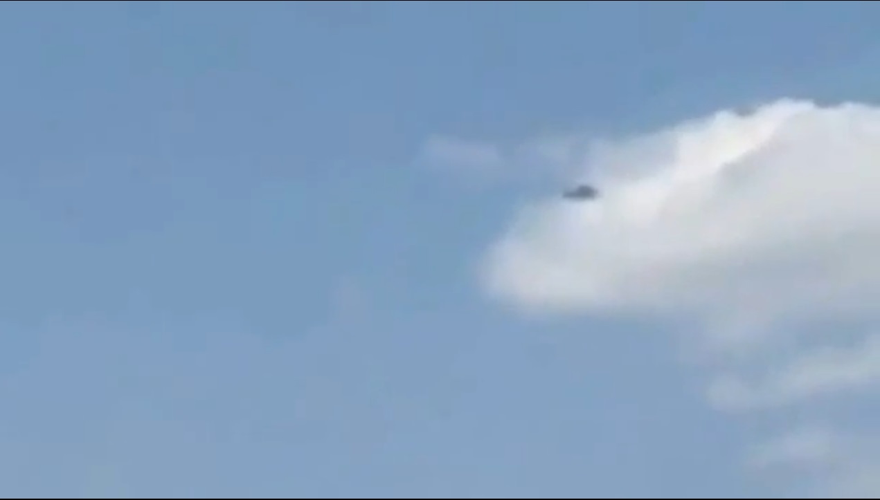 Un OVNI très rapide bouscule un nuage