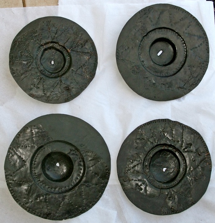 Des plaques de cuivre rondes antiques étonnent les spécialistes